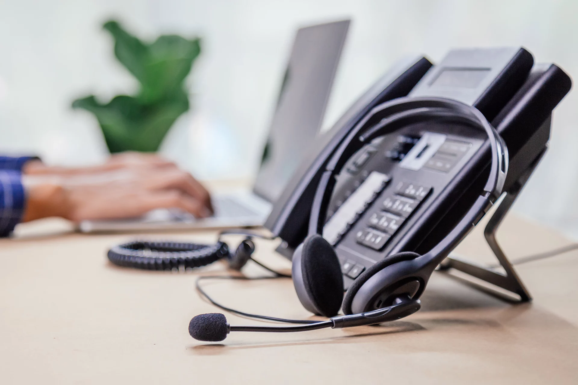 Casque téléphonique sur un bureau professionnel, représentant les outils pour un accueil téléphonique efficace.