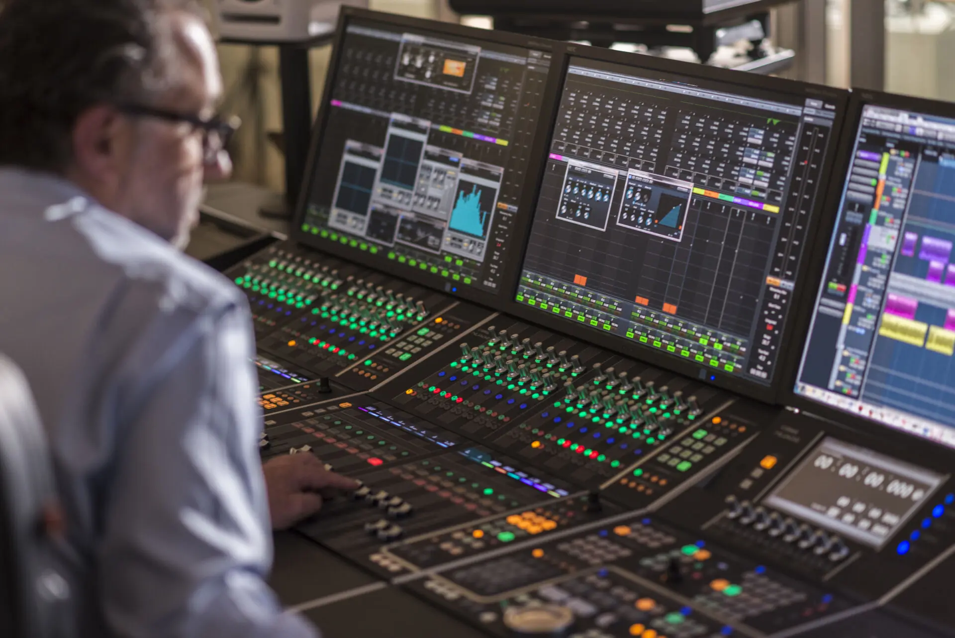 Ingénieur du son travaillant sur un mixage audio complexe dans un studio chez ATS Studios.