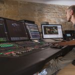 Un designer sonore travaillant sur un projet de sound design dans un studio bien équipé