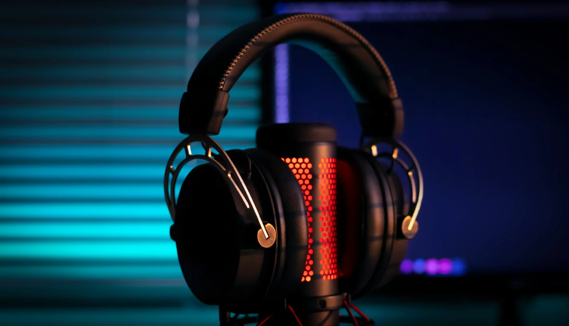 Casque audio professionnel et microphone illuminé, représentant l'importance d'une stratégie audio en entreprise