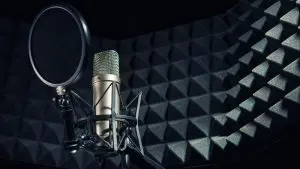 Microphone dans un studio d'enregistrement avec des panneaux acoustiques