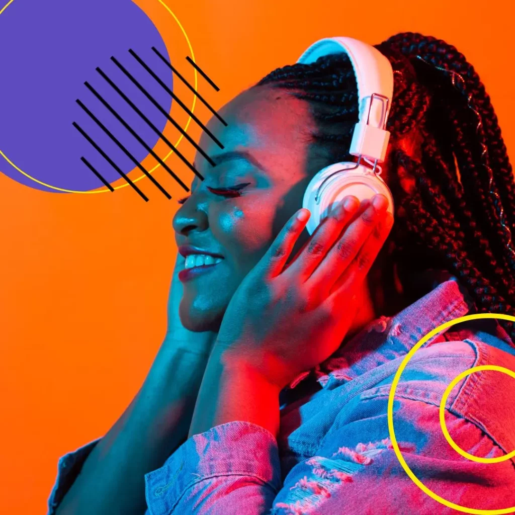 Femme souriante avec un casque audio, illustrant l’importance du marketing auditif dans l’expérience client.