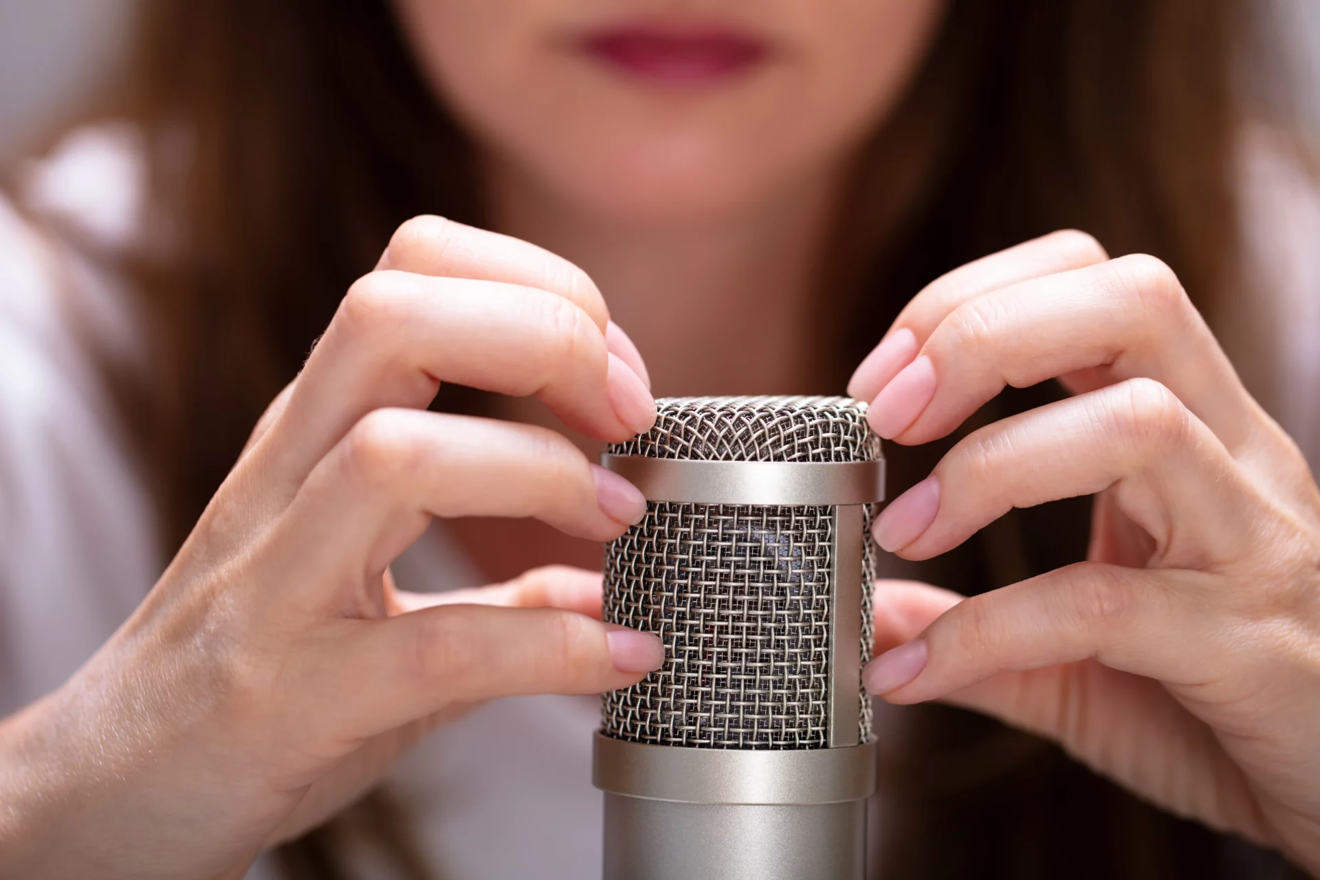 Femme manipulant un microphone pour ASMR en entreprise