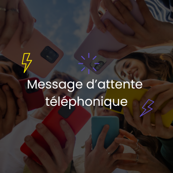 Groupe de personnes tenant des smartphones avec des messages d'attente téléphonique