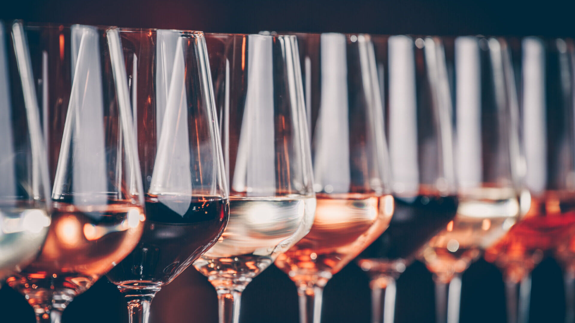 Différents verres de vin blanc, rouge et rosé.