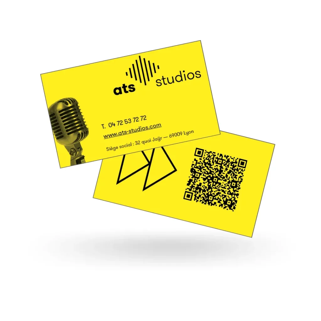 Cartes de visite jaunes ATS Studios avec un QR code et un micro.