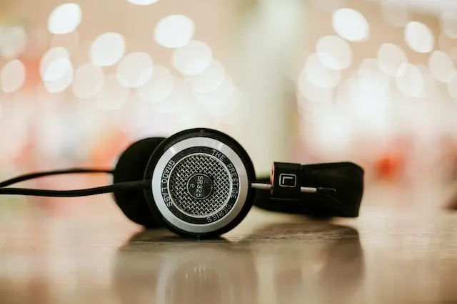 Casque audio professionnel reposant sur une table avec un fond flou.