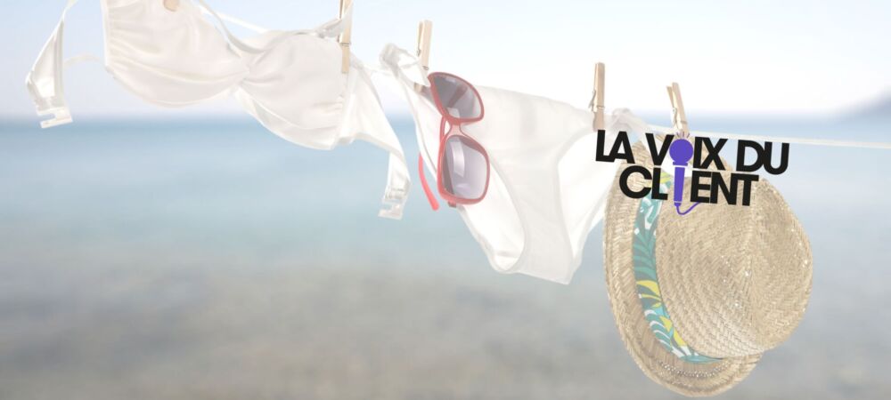 Maillot de bain, lunettes de soleil et chapeau suspendus avec le logo La Voix du Client, en bord de mer