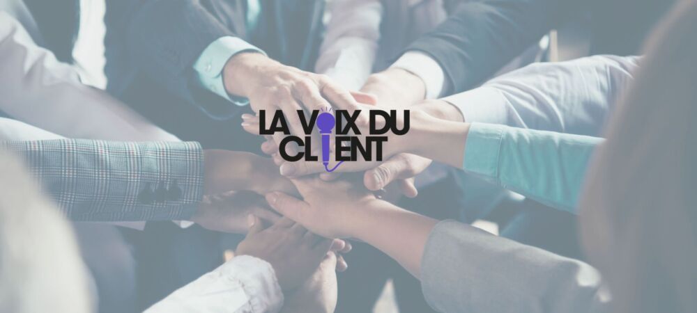 Mains unies symbolisant la collaboration avec le logo La Voix du Client au centre