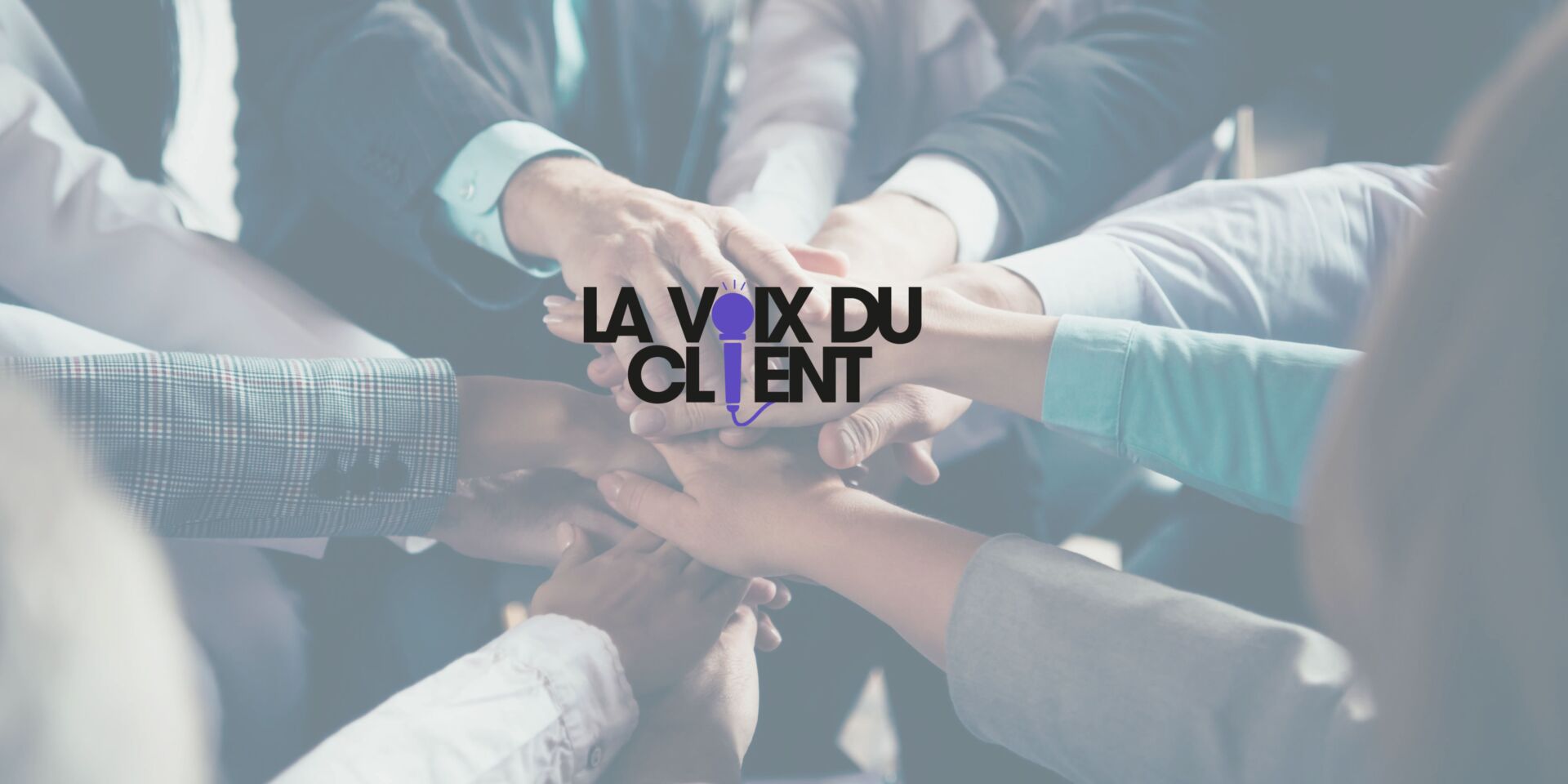 Mains unies symbolisant la collaboration avec le logo La Voix du Client au centre