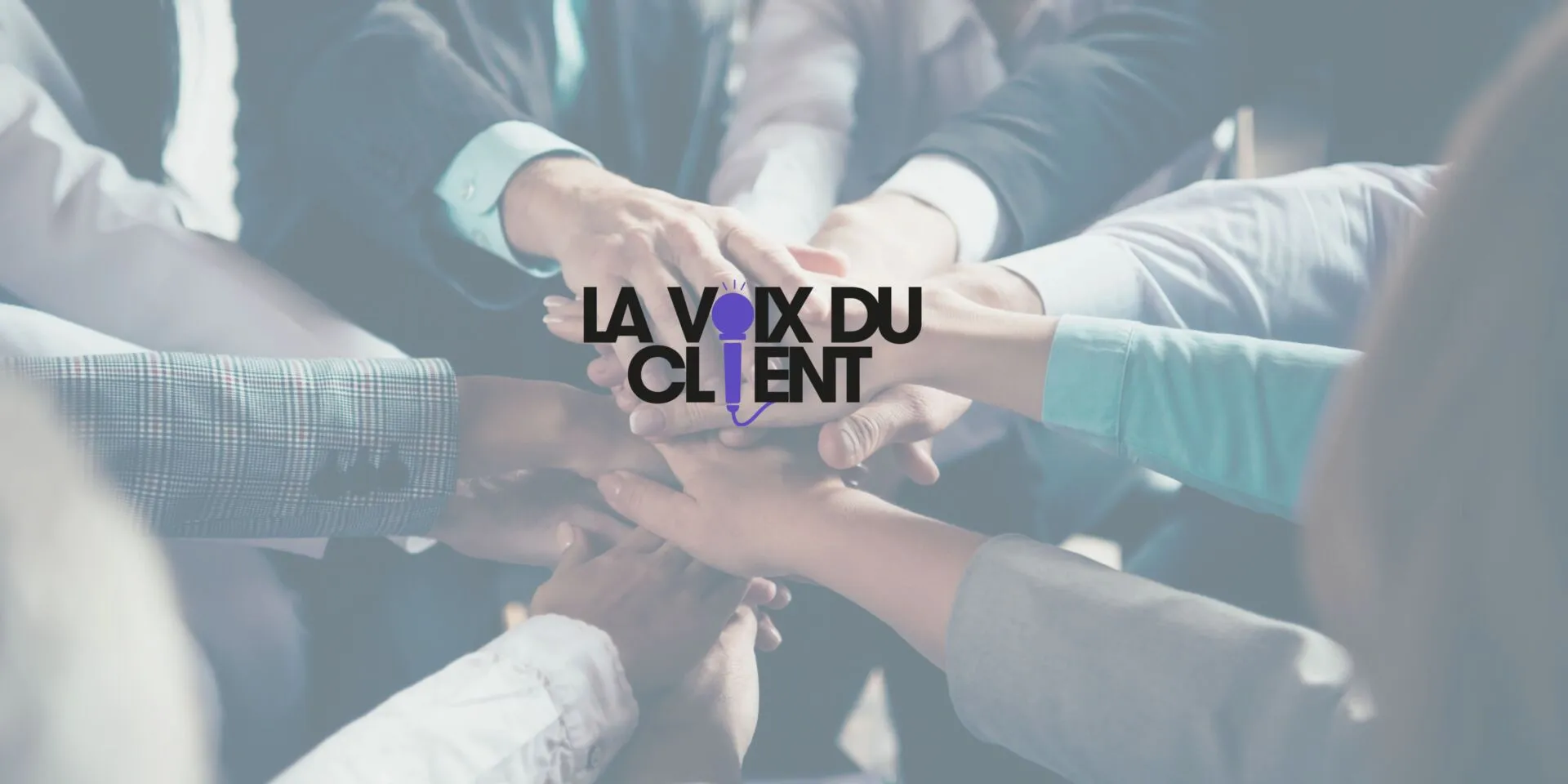 Mains réunies symbolisant l'équipe avec "La Voix du Client" pour un exemple de message d'attente.