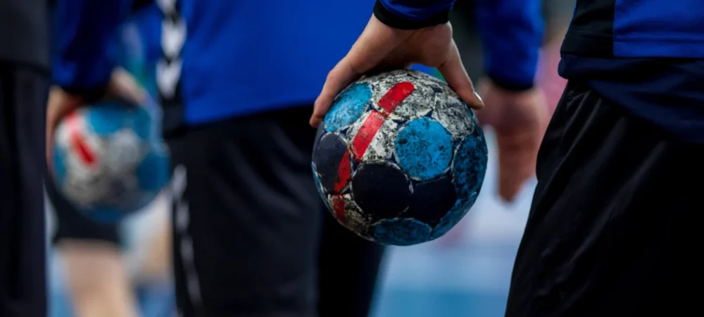 Gros plan sur un joueur tenant un ballon de handball avant un match.