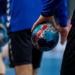 Gros plan sur un joueur tenant un ballon de handball avant un match.