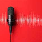 Microphone professionnel sur fond rouge avec des ondes sonores blanches, illustrant l'importance d'une strategie de communication sonore en entreprise.