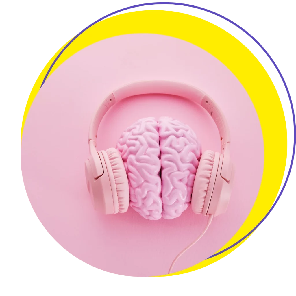 Cerveau rose portant un casque audio, illustrant l’influence du son sur la perception et l’identité de marque en entreprise.