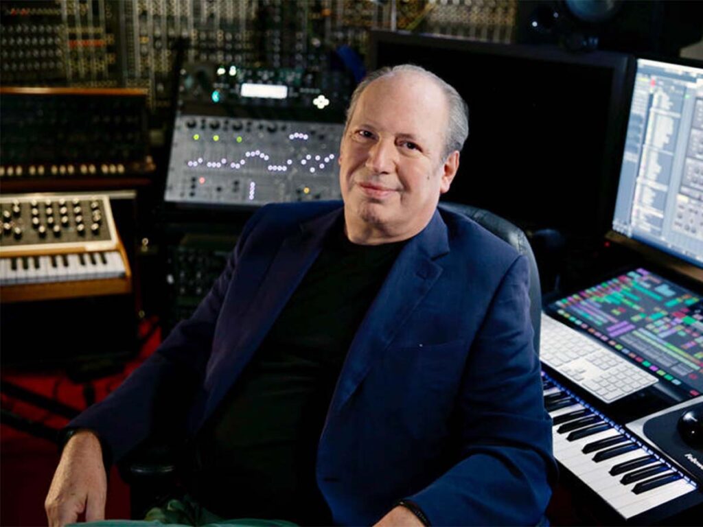 Hans Zimmer dans son studio de composition entouré de synthétiseurs et d’écrans